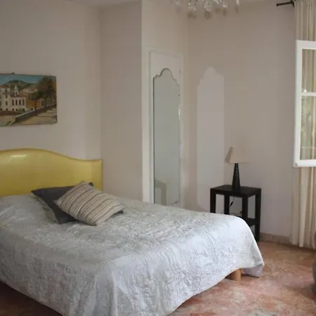 Дом отдыха Grande Maison Au Cadre Verdoyant Au Centre Village