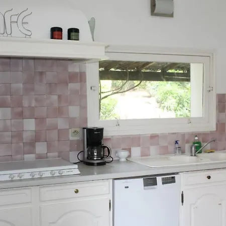 Grande Maison Au Cadre Verdoyant Au Centre Village