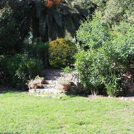 Grande Maison Au Cadre Verdoyant Au Centre Village *