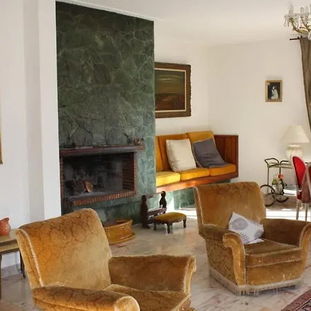 Casa vacanze Grande Maison Au Cadre Verdoyant Au Centre Village *